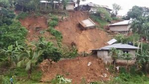 একটানা ভারী বর্ষণের ফলে কক্সবাজারের পাহাড় ধসে শিশুসহ দুইজনের মৃত্যু হয়েছে। বৃহস্পতিবার (১০ জুলাই) ভোররাতে কক্সবাজার শহরের সিকদার পাড়া ও পলাং কাটা এলাকায় পাহাড় ধসের এ ঘটনা ঘটে। নিহতরা হলেন, কক্সবাজার শহরের সিকদার পাড়া এলাকার হাসান (১০), পলাং কাটা এলাকার নূর জাহান (২৭)। কক্সবাজার সদর হাসপাতালের আবাসিক অফিসার ডাক্তার আশিকুর রহমান বলেন, কক্সবাজার ভারী বৃষ্টির কারণে পাহাড় ধসে দুইজনের মৃত্যু হয়েছে। তার মধ্যে এক শিশু ও নারী রয়েছে। তাদের মরদেহ মর্গে রাখা হয়েছে। কক্সবাজার সদর মডেল থানা পুলিশের ভারপ্রাপ্ত কর্মকর্তা (ওসি) রকিবুজ্জামান বলেন, কক্সবাজারে শহরের বেশ কয়েকটি এলাকায় পাহাড় ধসে এই পর্যন্ত দুইজনের মৃত্যু সংবাদ শুনেছি।