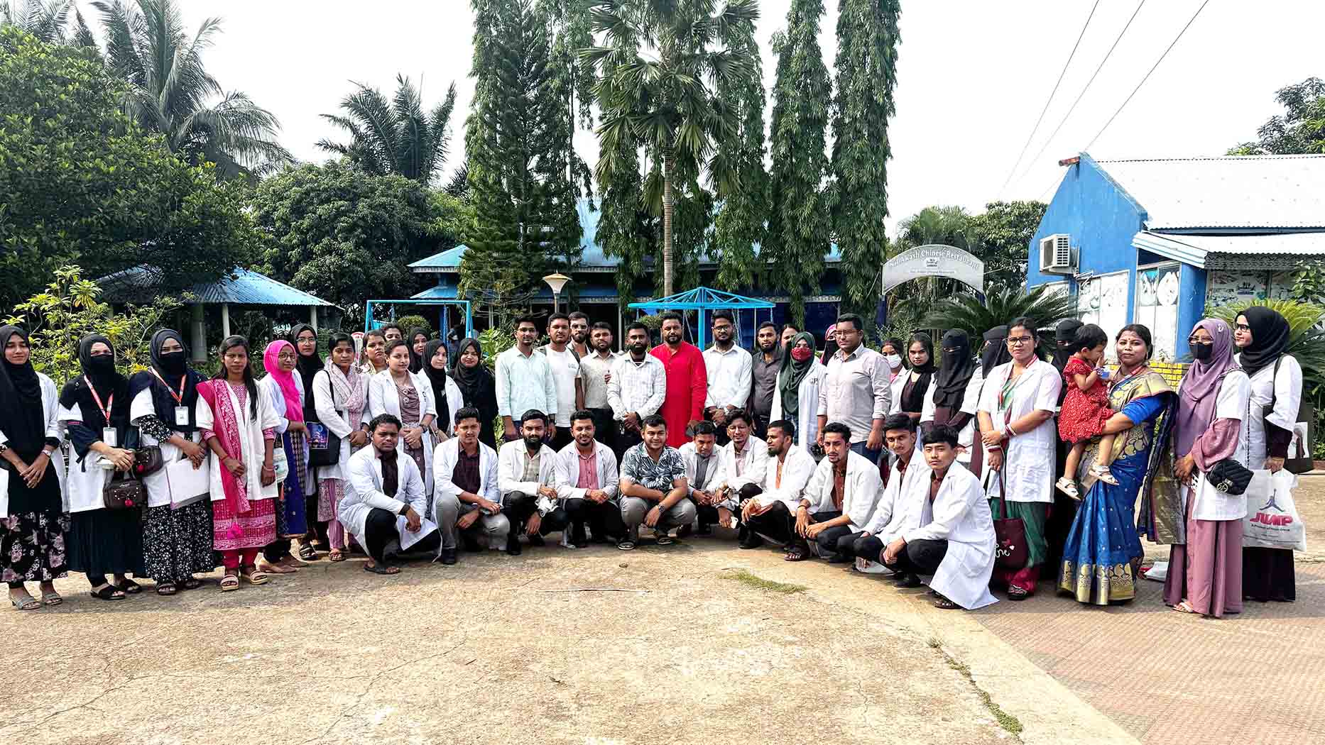 মৌলভীবাজার কমিউনিটি প্যারামেডিক এসোসিয়েশনের আলোচনা সভায় অতিথি ও অংশ গ্রহণকারীরা।